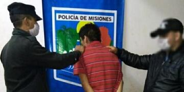 Puero Esperanza: un ladrón se resistió al arresto a palazos desde debajo de su cama