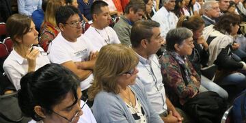 Los familiares de las víctimas del submarino desaparecido Ara San Juan, durante la comparecencia del ministro de Defensa, Oscar Aguad