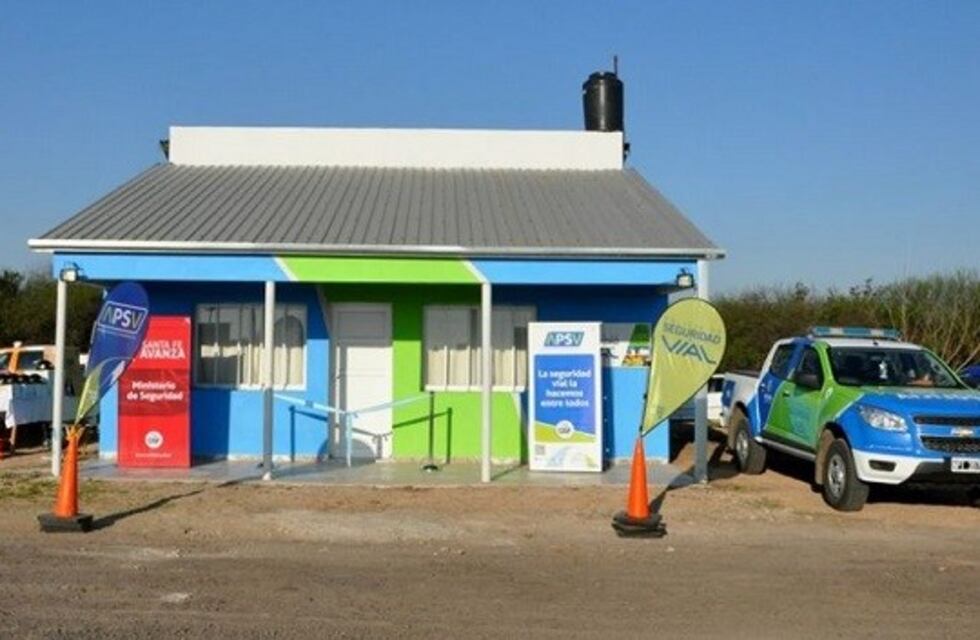 Arrestaron a dos policías que se trasladaban con casi dos kilos de cocaína en un auto