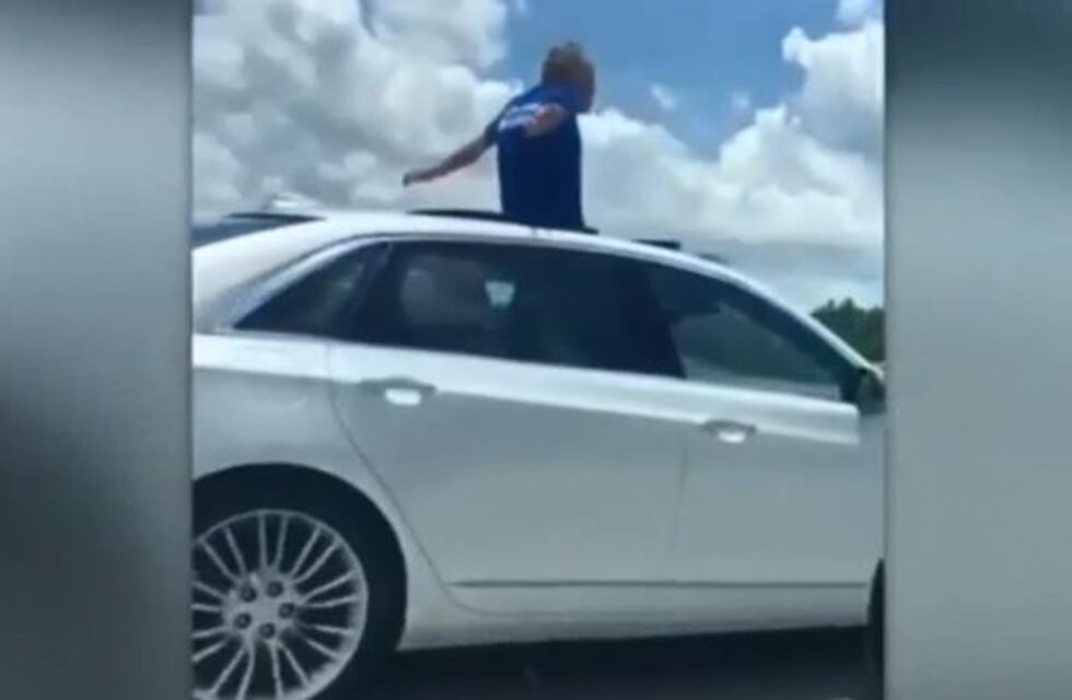 Salió por el techo de su auto en una ruta de Florida: ''Prefiero ir a la cárcel que volver con mi esposa''