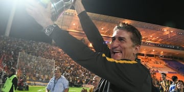 Festejo de Edgardo Bauza con la Copa Argentina\u002E