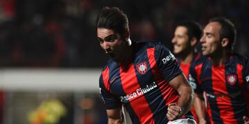 Argentina's San Lorenzo Martin Cauteruccio celebrates after scoring against Chile's Palestino during their Sudamericana Cup quarterfinal first leg football match at the Pedro Bidegain stadium in Buenos Aires on October 20, 2016. / AFP PHOTO / Eitan ABRAMOVICHrnrnrnrnrnrnrnrnrnrnrnrnrnrnrnrnrnrnrnrnrnrnrnrnrnrnrnrnrnrnrn ciudad de buenos aires Martin Cauteruccio futbol copa sudamericana 2016 futbolistas partido san lorenzo vs palestinos