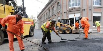 Javkin prometió reactivar el plan de bacheo con prioridad en las arterias por las que pasa el transporte público\u002E (Archivo)