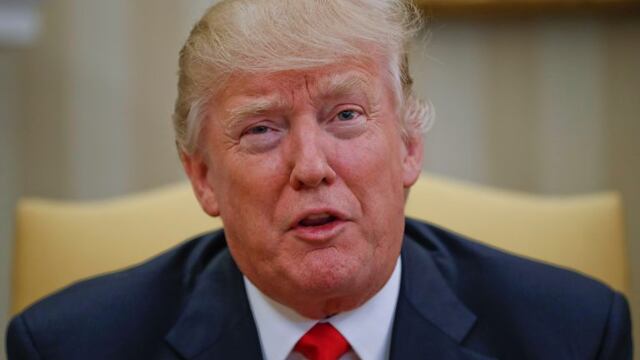 U.S. President Donald Trump sits during a  meeting with Peru's President  at the White House in Washington, U.S., February 24, 2017. (AP Photo/Pablo Martinez Monsivais) eeuu Donald Trump presidente de estados unidos mandatario reunion con presidente peru