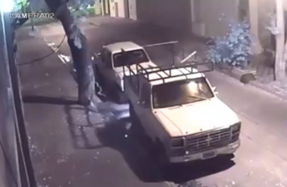 Video muestra cómo roban una camioneta estacionada en barrio Remedios de Escalada