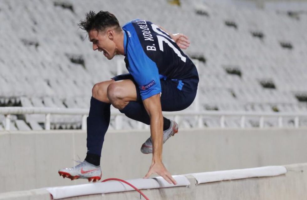 Insólito: se cayó al pozo por festejar un gol