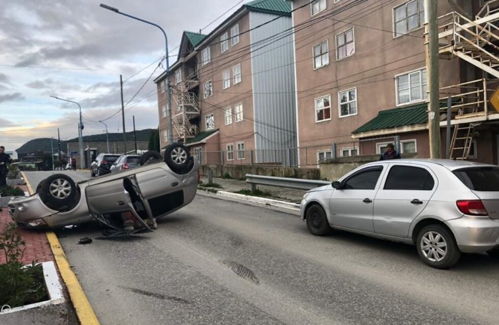 Una persona resultó herida tras volcar con su automóvil