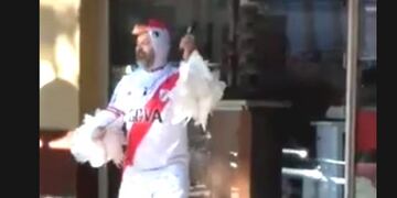 El verdulero de Río Cuarto hincha de River que festejó en su negocio\u002E