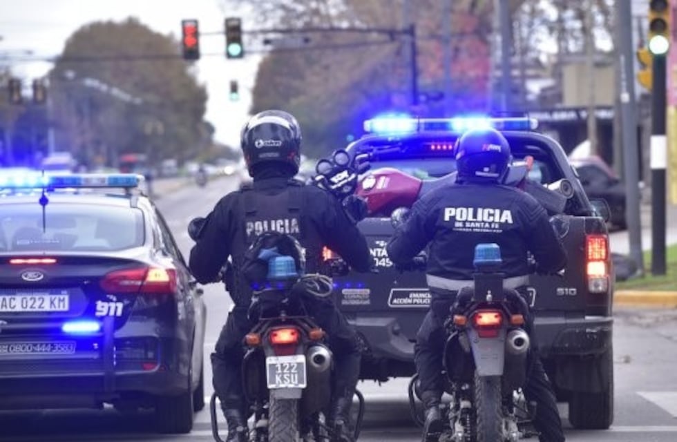 Detuvieron a una veintena de policías santafesinos en un megaoperativo