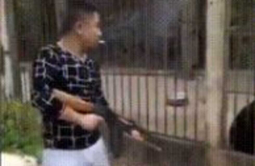 Indignante: un hombre fusila con una AK-47 a un oso tibetano