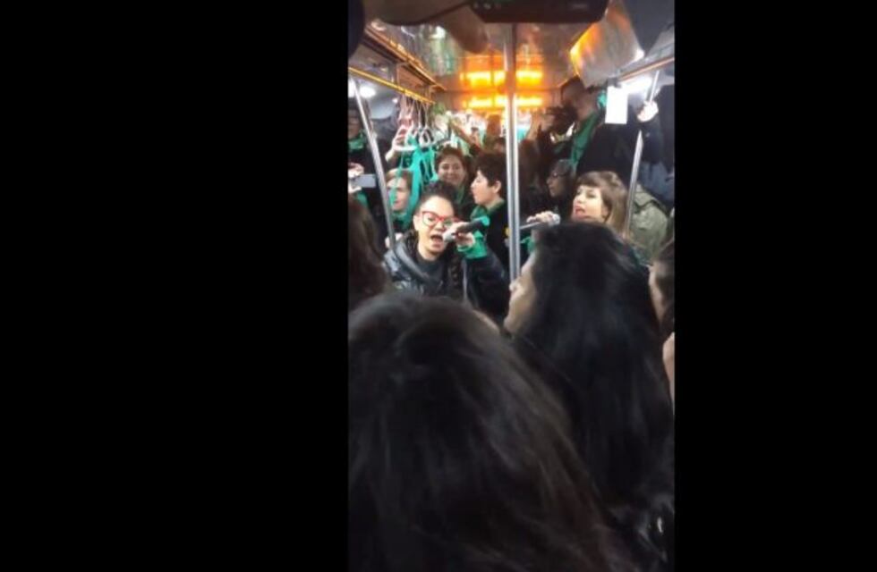 Miss Bolivia y un grupo de mujeres pidieron por el aborto legal en el subte