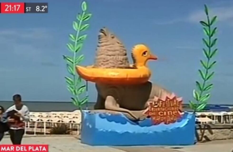 El INCAA pagó $300 mil por una escultura de un "pato inflable" para el festival de cine
