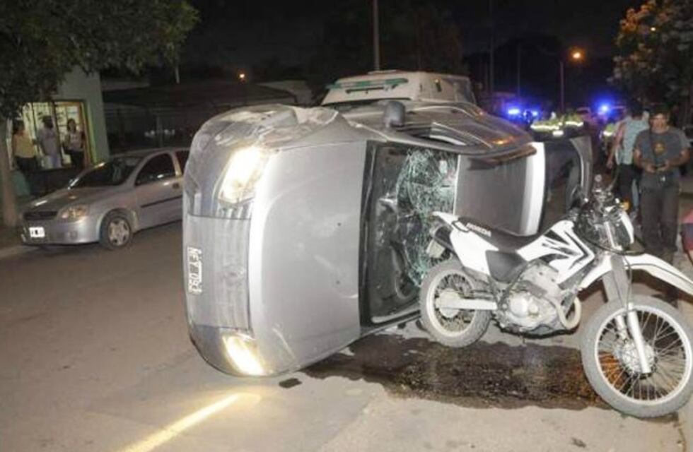 Un joven alcoholizado chocó y volcó en un barrio de Santa Rosa
