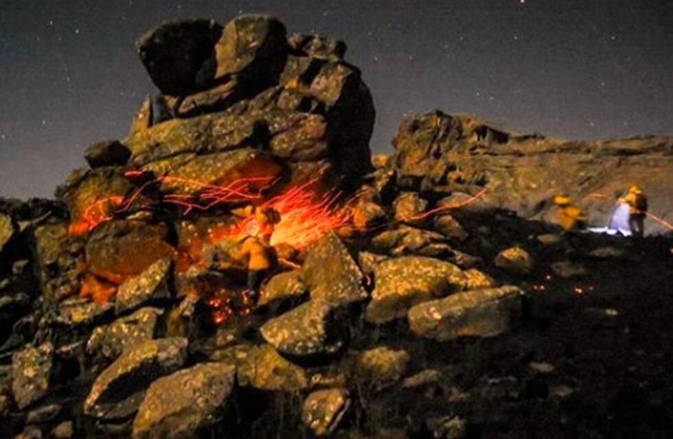 Charly Soto documentó el arduo trabajo de la brigada forestal "Defensa Verde" en plena noche para sofocar el incendio de la Quebrada del Condorito