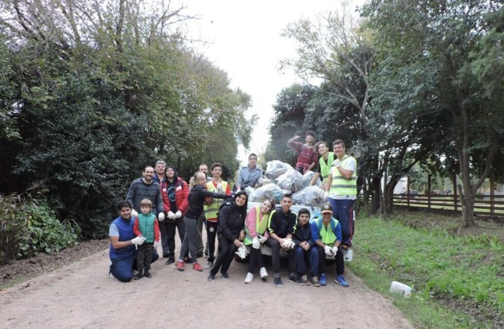 Colonia Caroya: estudiantes del PIT realizaron el "basura challenge"
