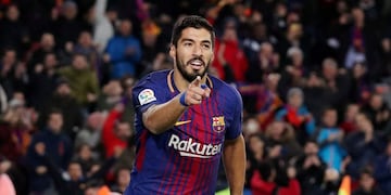 Luis Suárez puso arriba al Barcelona en la serie ante el Valencia\u002E (Foto: REUTERS/Albert Gea)