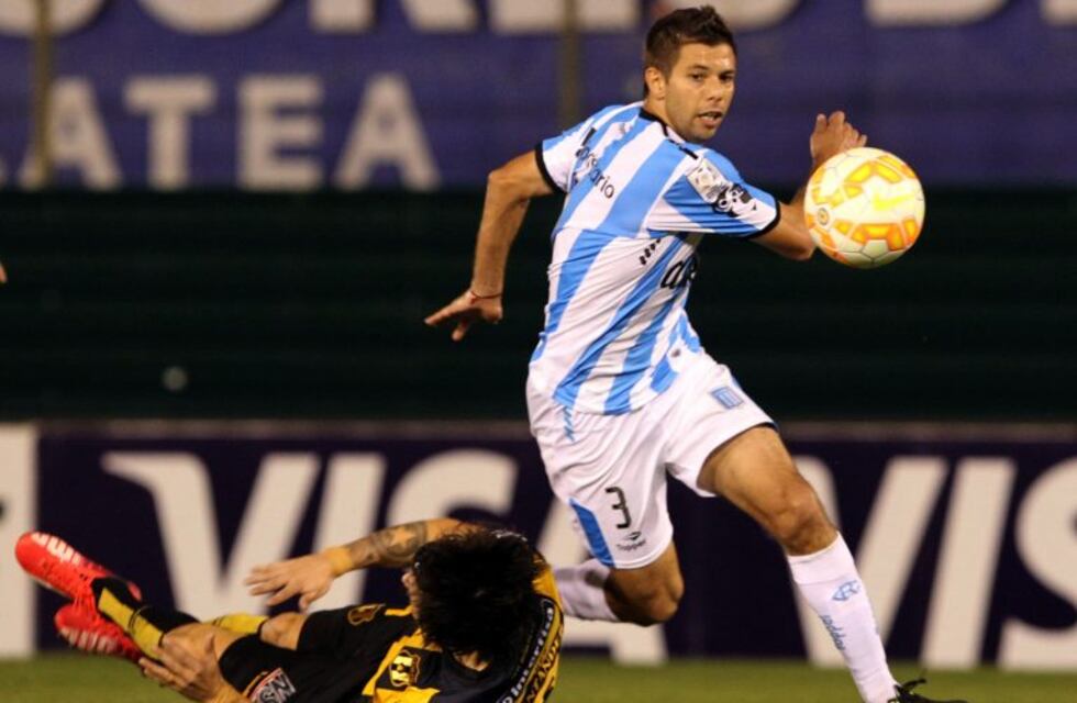 Racing: el defensor Leandro Grimi se rompió el ligamento cruzado de la rodilla izquierda