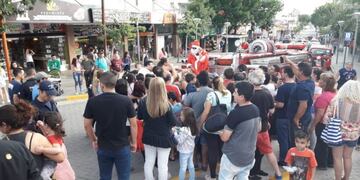 Bomberos Voluntarios recorrieron las calles de Carlos Paz junto a Papá Noel