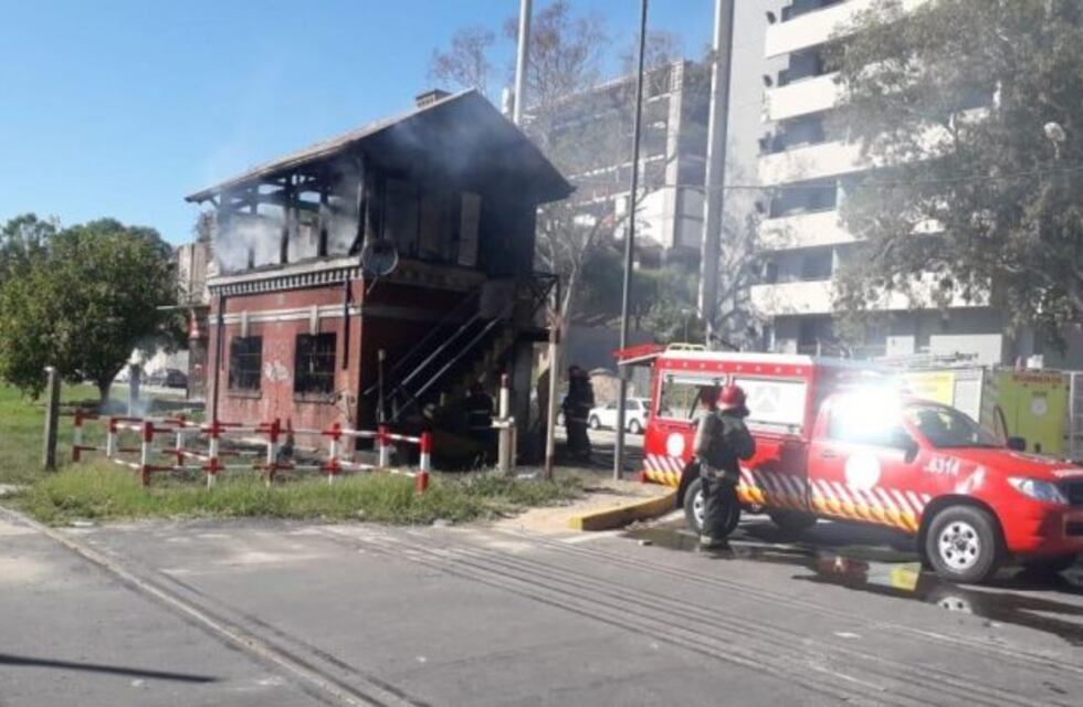 Incendian casilla del tren, en San Vicente