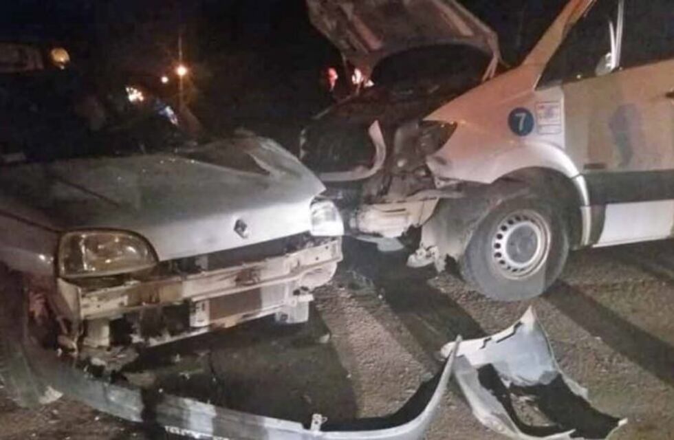 Un herido tras un fuerte choque entre una combi y un automóvil