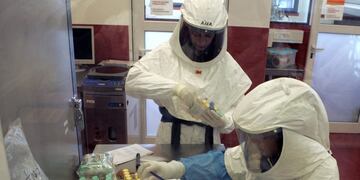 Technicians handle samples to be tested for swine flu at the Dr\u002E Carlos Malbran Institute of Biological Research in Buenos Aires, Thursday, July 30, 2009\u002E Argentina has the world's second-highest swine flu death toll after the U\u002ES\u002E, but the virus is apparently still killing fewer people here than normal seasonal flu, good news for experts in the Northern Hemisphere who are watching closely to see how it evolves in the southern winter\u002E At right Dr\u002E Vilma Sabe listens\u002E (AP Photo/Eduardo Di Baia) buenos aires tecnicos instituto malbran investigacion alto numero muertes por gripeA pandemia gripe A h1n1 influenza epidemia