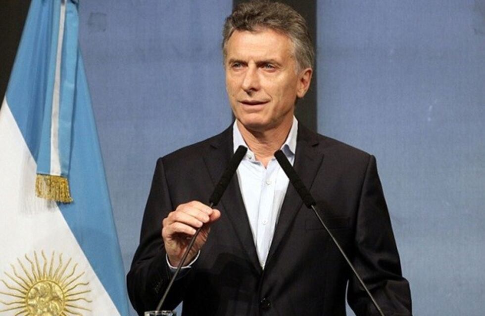 Macri firmó el decreto para subas salariales a los funcionarios nacionales