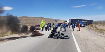 Miembros de la Uocra cortan la ruta 23 contra el intendente de Jacobacci