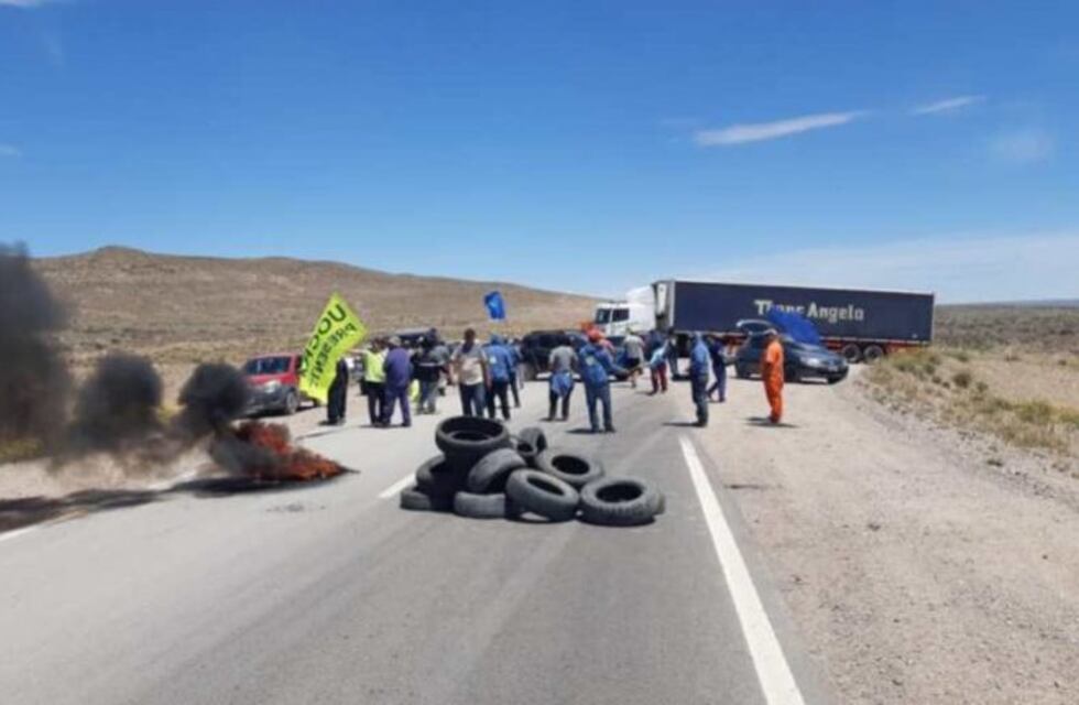 Miembros de la Uocra cortan la ruta 23 contra el intendente de Jacobacci