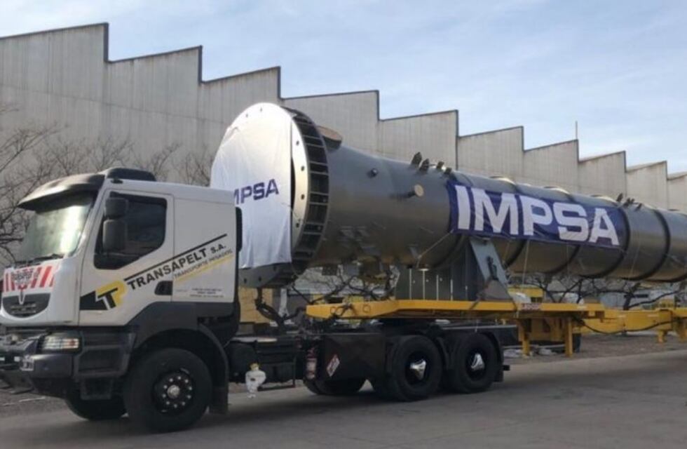 Trasladaron una torre de casi 30 metros desde IMPSA a YPF