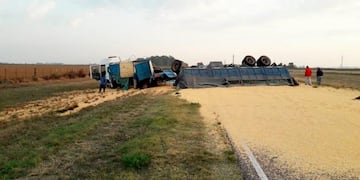 Volcó un camión cerca de Quemú (Infopico)
