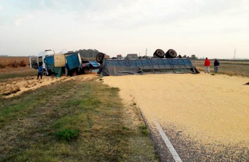 Un camión cargado con maíz volcó en cercanías de Quemú Quemú