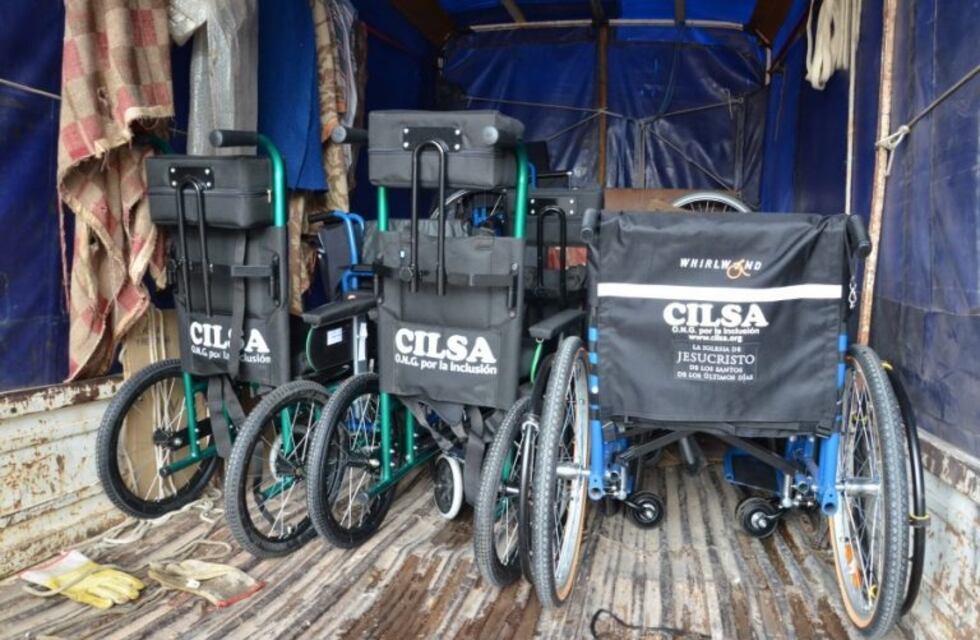 La Agrupación "Leo Ponzio" entregó una silla de ruedas postural para Angelina