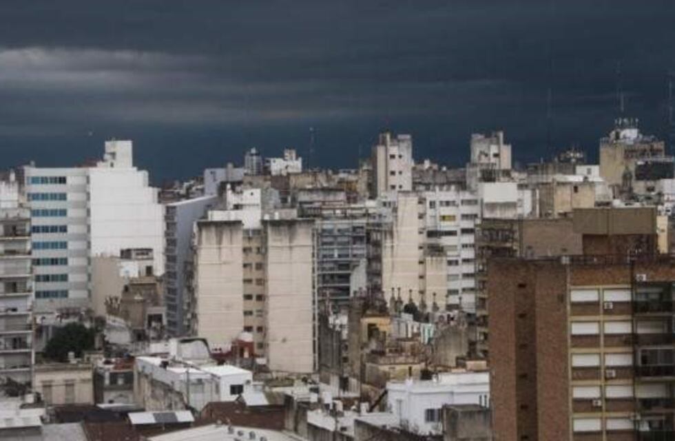 Árboles, postes de energía y teléfono caídos por viento y lluvia en Bahía Blanca