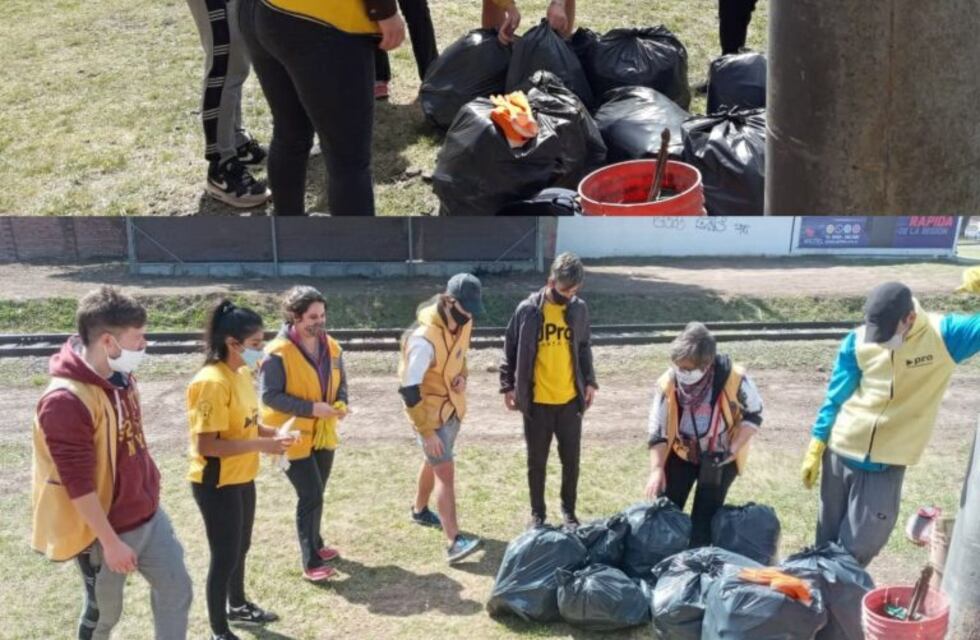 La Juventud del PRO Rafaela limpió las vías del Mitre