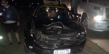 Un taxi chocó contra un tren