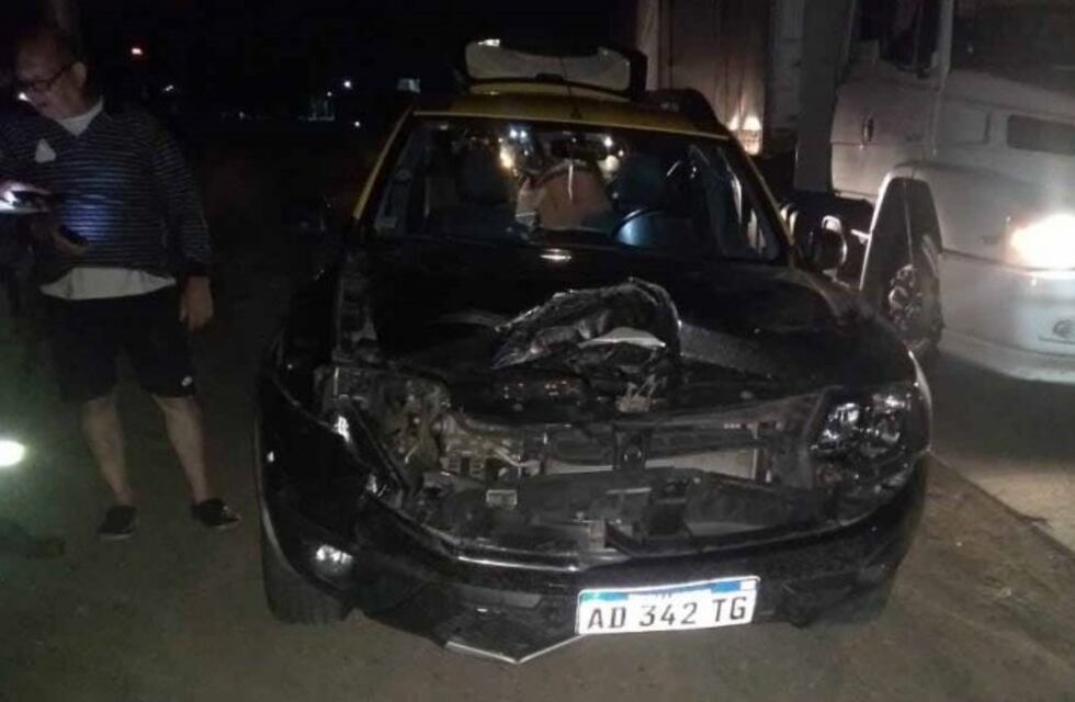 Un taxi impactó contra un tren en el cruce del Sesquicentenario