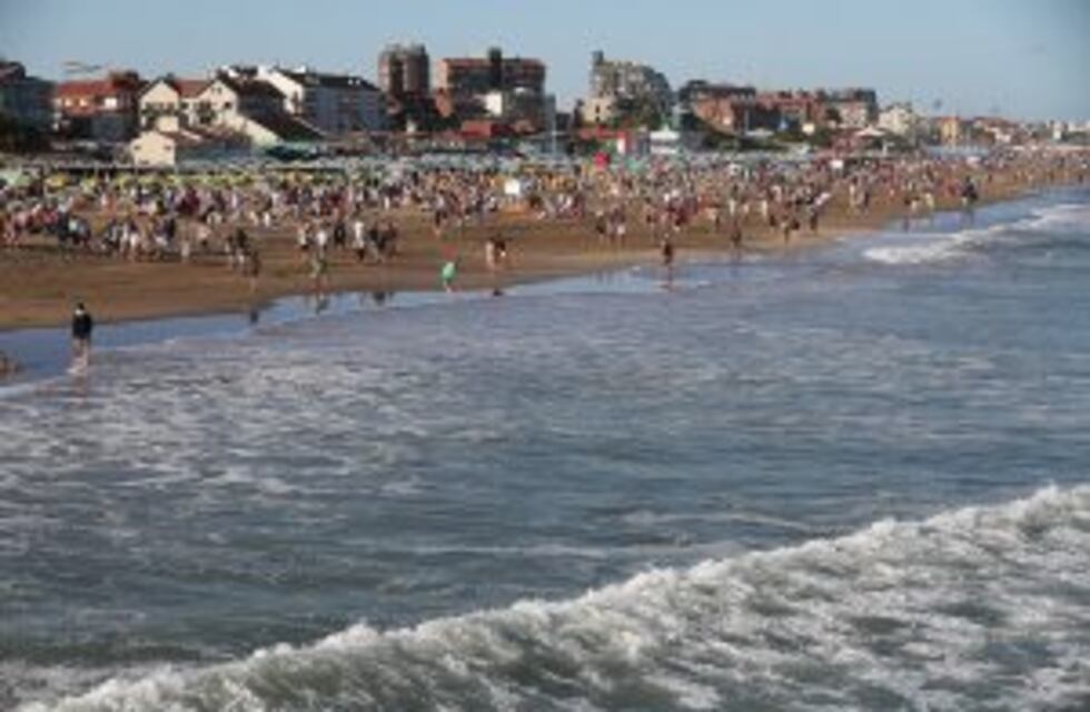 Los mares de Pinamar y Villa Gesell, vacíos por una invasión de tapiocas