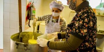 Un equipo de nutricionistas trabaja en la elaboración de los platos\u002E