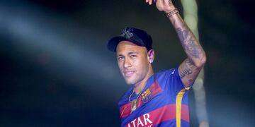 (FILES) This file photo taken on May 23, 2016 shows Barcelona's Brazilian forward Neymar acknowledging the crowd during celebrations at the Camp Nou stadium in Barcelona following their Spanish \