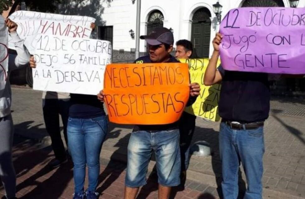 Despedidos de la fábrica 12 de octubre cortan la avenida Presidente Castillo en reclamo por la indemnización