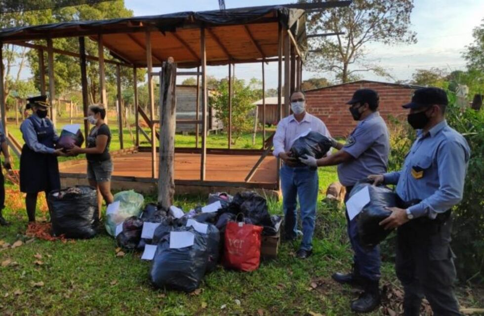 Policías de Iguazú entregaron donaciones y golosinas a familias necesitadas