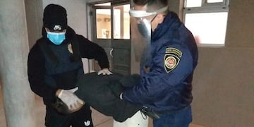 Al parecer, una pelea entre barras terminó a los tiros, a la salida de un cumpleaños\u002E Un detenido\u002E