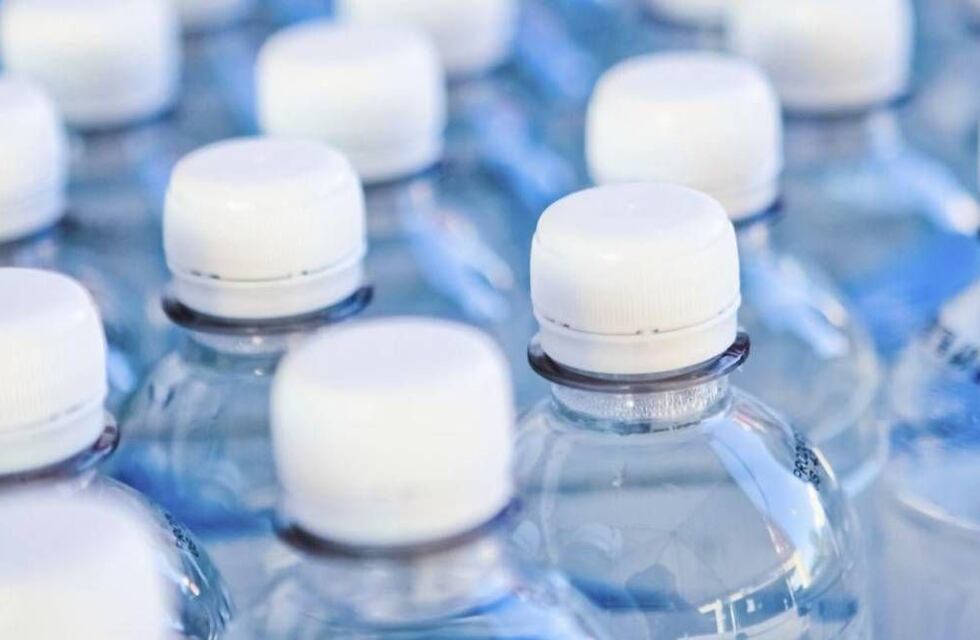 Alimentación en Tandil: advierten sobre las precauciones a la hora de tomar agua envasada