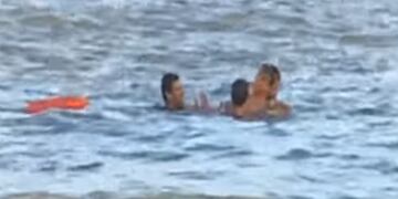 Crónica TV transmitió en vivo el rescate de joven que se ahogaba en Mar del Plata\u002E