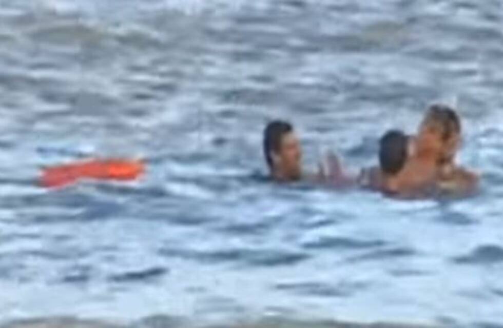 Impactante rescate en vivo de un chico que se ahogaba en Mar del Plata