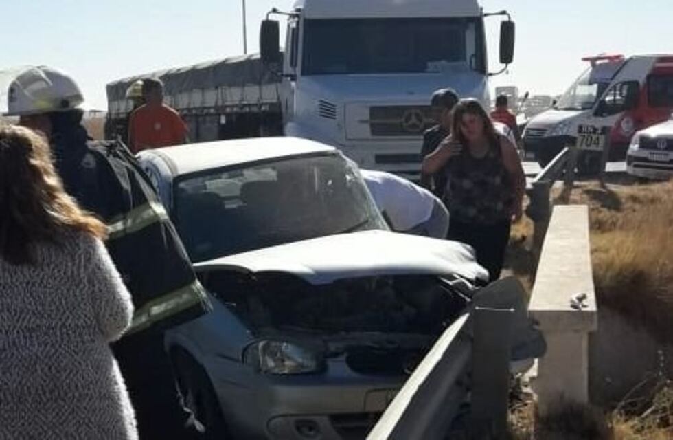 Fuerte choque entre un camión y auto en la ruta 3: hay dos heridas