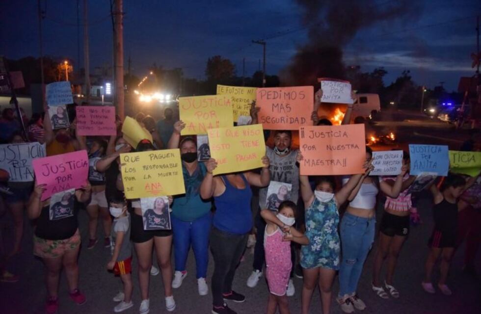Marcha de vecinos pidiendo justicia por el crimen de la maestra particular