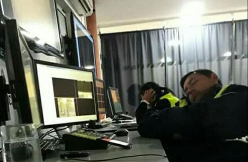 Policías del Centro de Monitoreo fueron fotografiados mientras dormían