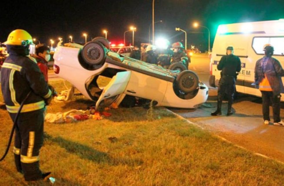 Vuelco de un automóvil en la rotonda del Aeroplano en General Pico