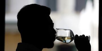 An Italian oenologist tests a glass of Prosecco wine for authenticity at a restaurant in Treviso, Italy, on Tuesday, Sept\u002E 3, 2013\u002E Italy's Agriculture Ministry has begun to investigate suspected sales of imitation Prosecco sparkling wine in its native Veneto region\u002E Photographer: Alessia Pierdomenico/Bloomberg italia  enologo catador vino Prosecco catadores de vinos